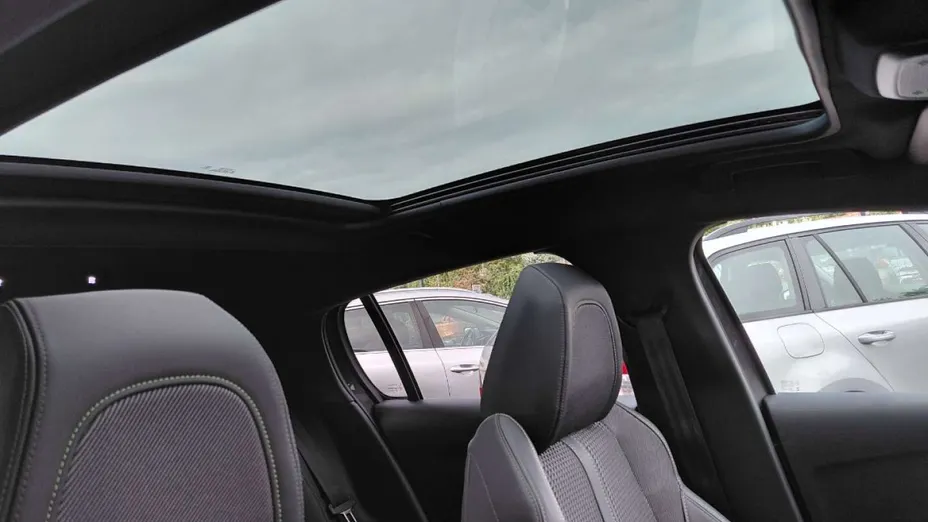 PEUGEOT 208 -