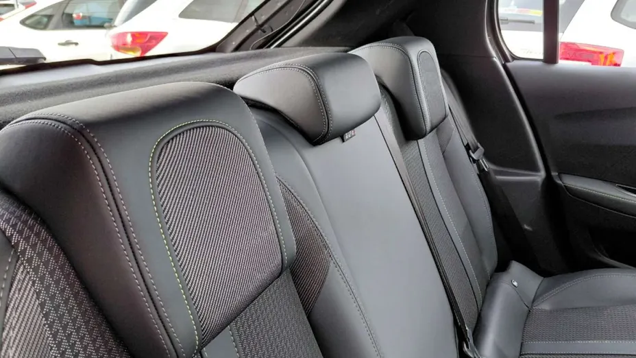 PEUGEOT 208 -