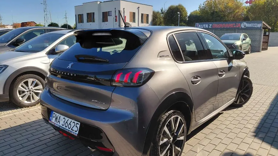 PEUGEOT 208 -