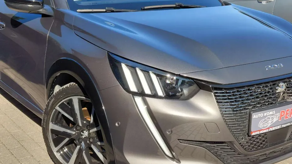 PEUGEOT 208 -