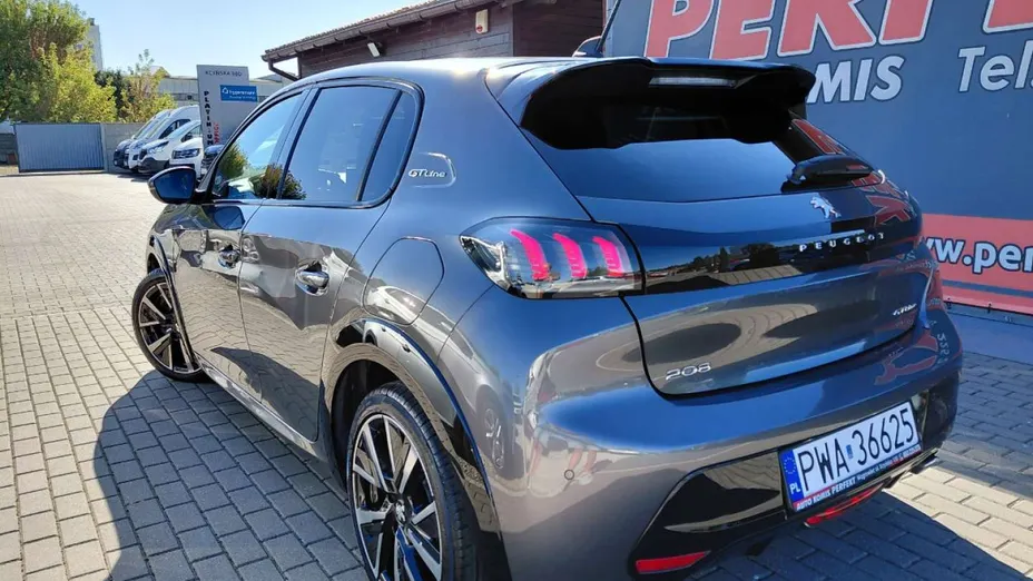 PEUGEOT 208 -