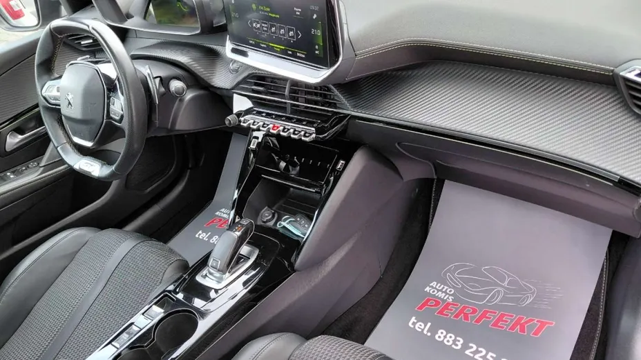 PEUGEOT 208 -