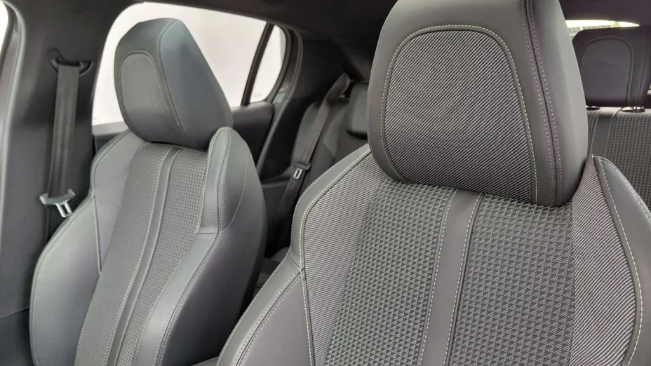 PEUGEOT 208 -