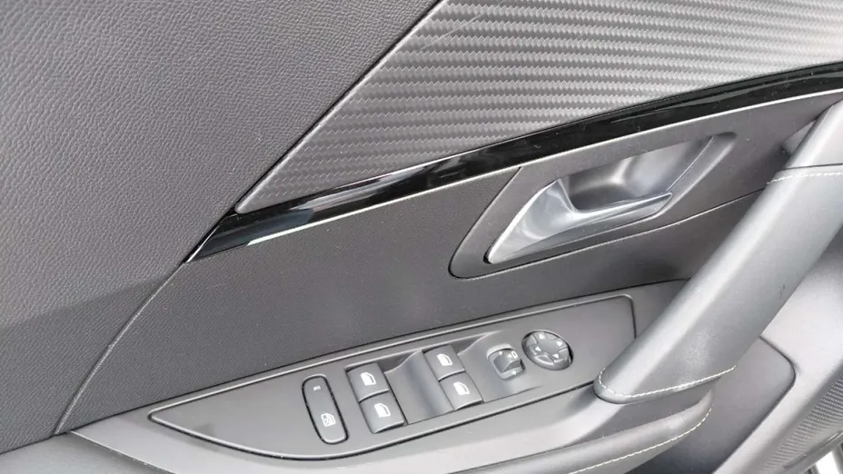 PEUGEOT 208 -