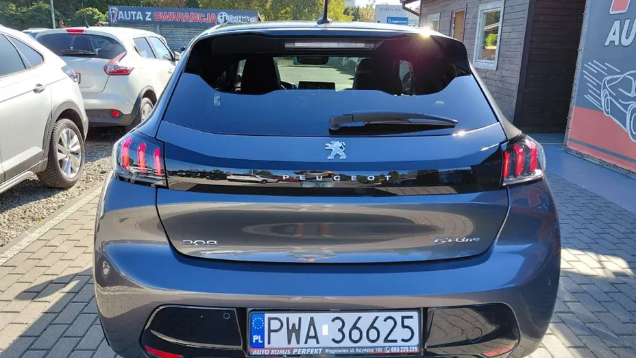 PEUGEOT 208 -
