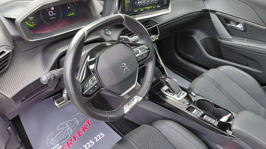 PEUGEOT 208 -