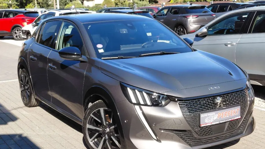PEUGEOT 208 -