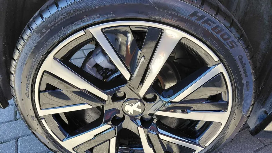 PEUGEOT 208 -