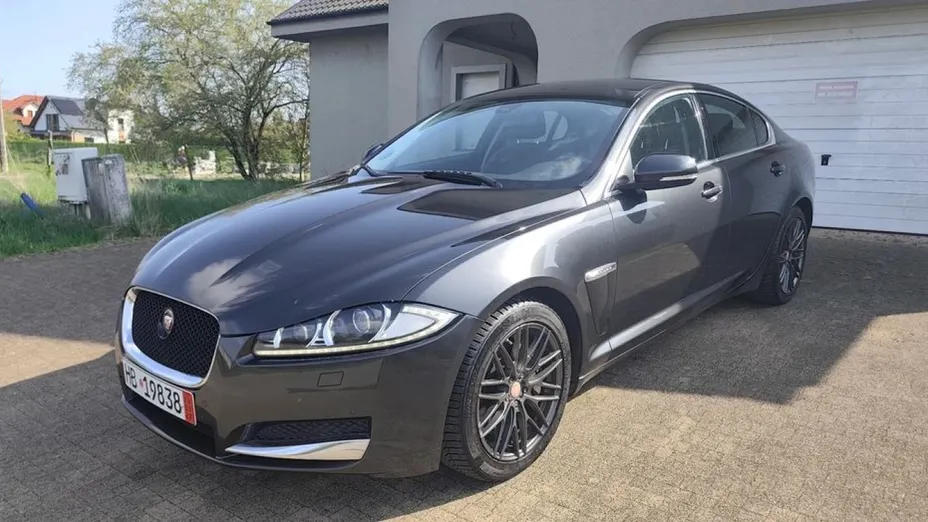 JAGUAR XF -