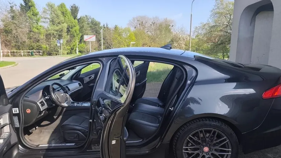 JAGUAR XF -