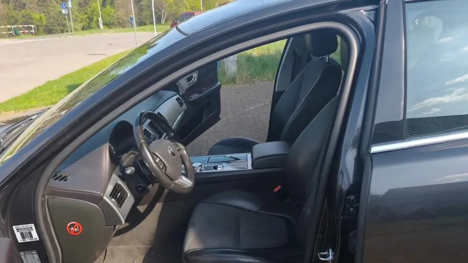 JAGUAR XF -