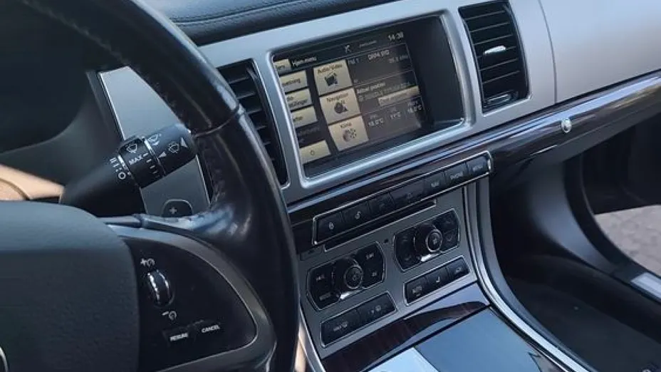 JAGUAR XF -