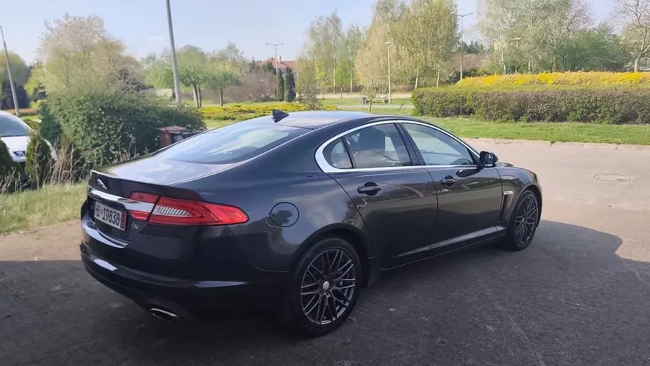 JAGUAR XF -