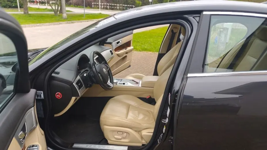 JAGUAR XF -