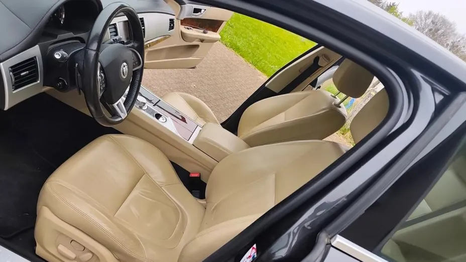 JAGUAR XF -