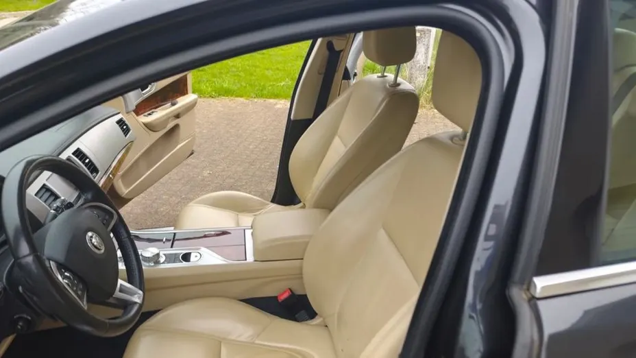 JAGUAR XF -