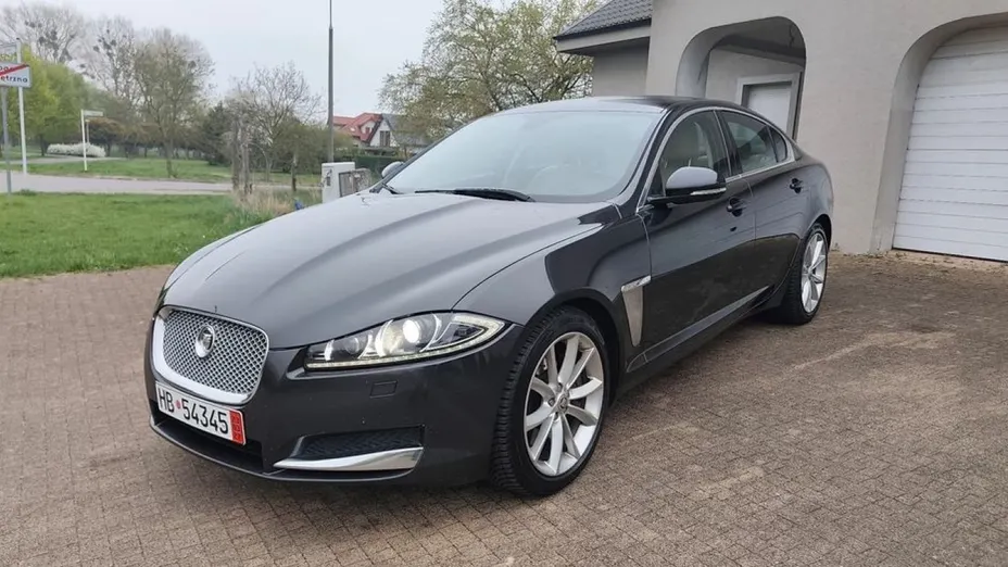JAGUAR XF -