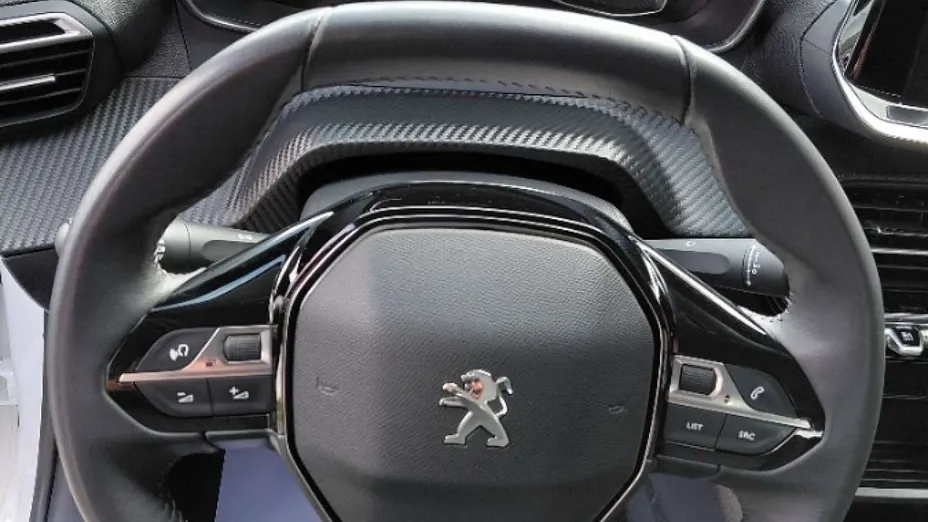 PEUGEOT 208 -