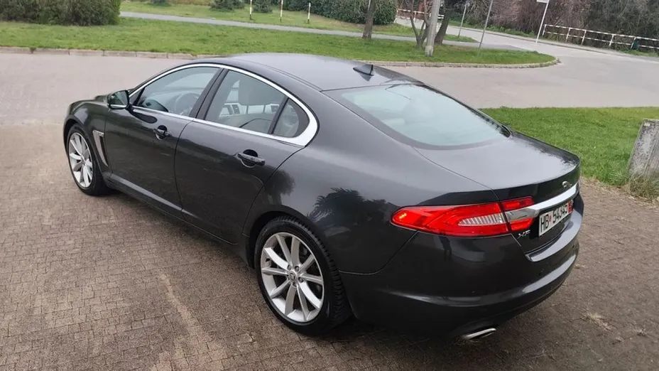 JAGUAR XF -