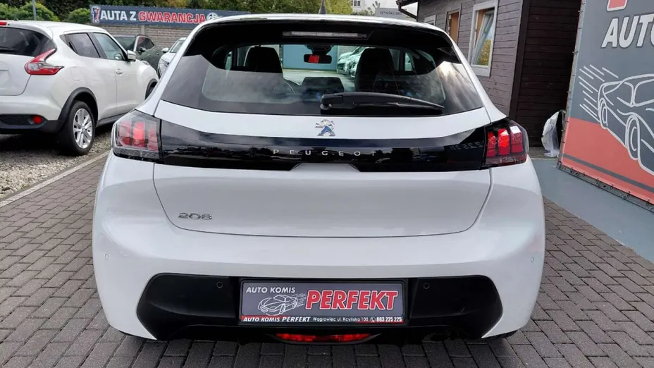PEUGEOT 208 -