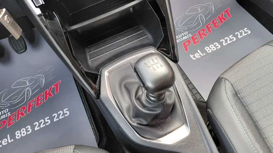PEUGEOT 208 -