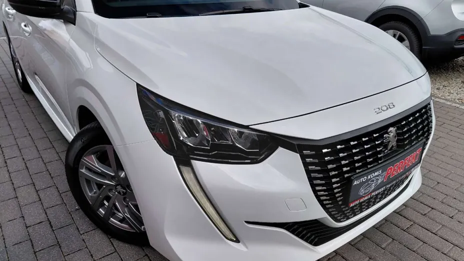 PEUGEOT 208 -