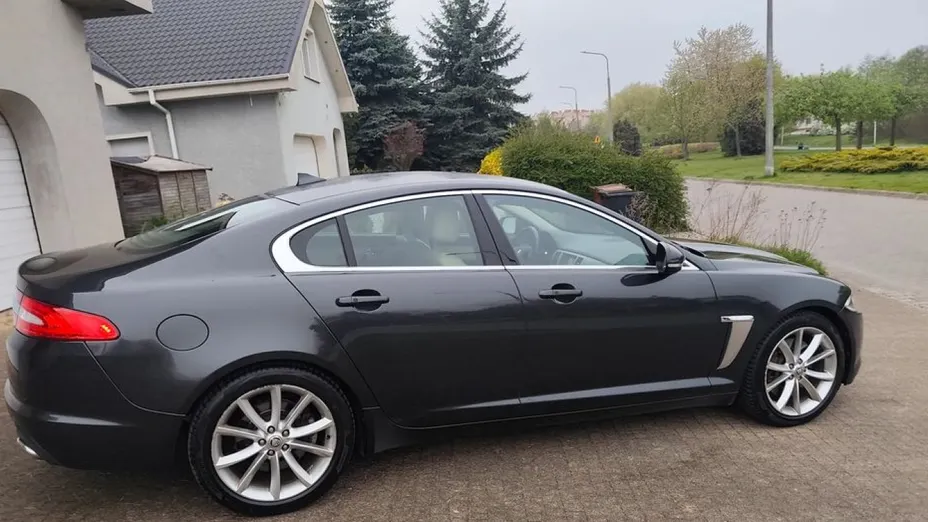 JAGUAR XF -