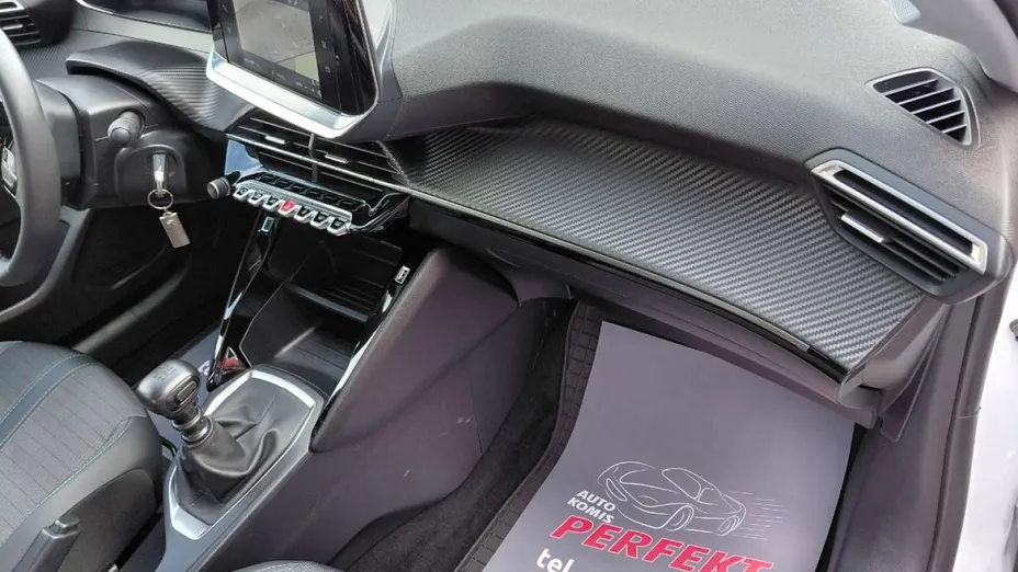 PEUGEOT 208 -