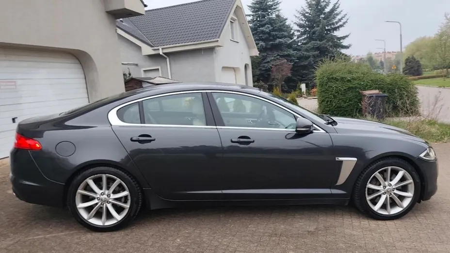 JAGUAR XF -