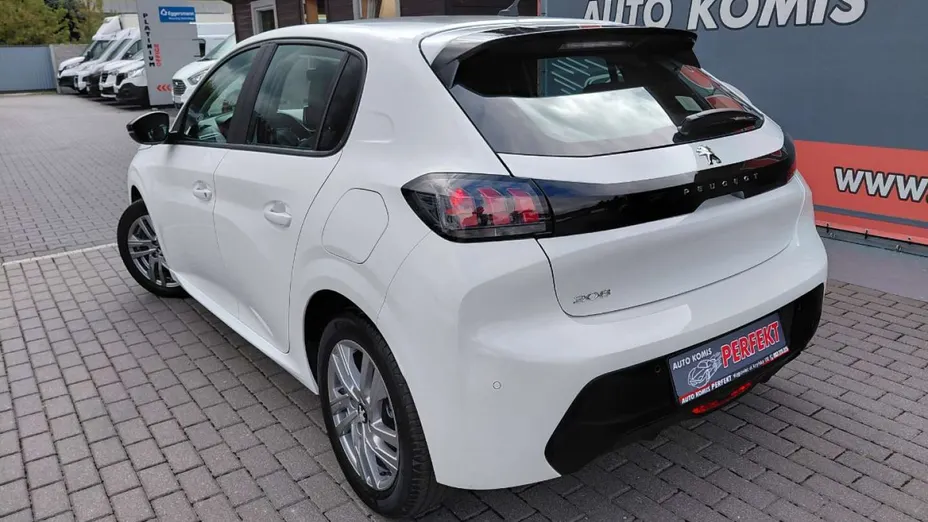 PEUGEOT 208 -