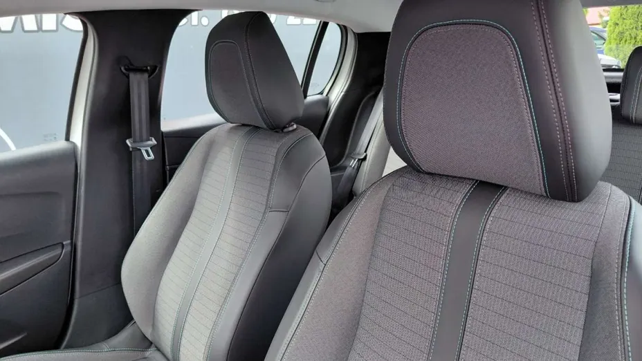 PEUGEOT 208 -