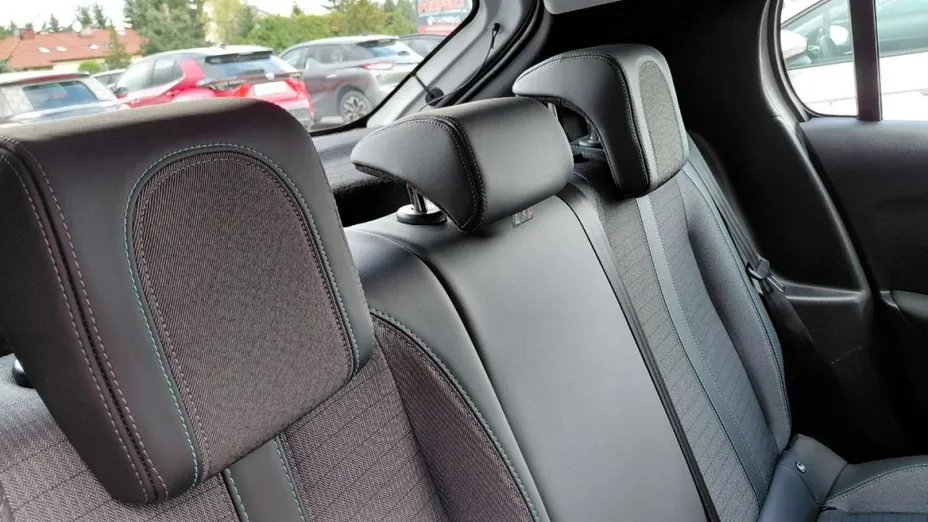 PEUGEOT 208 -