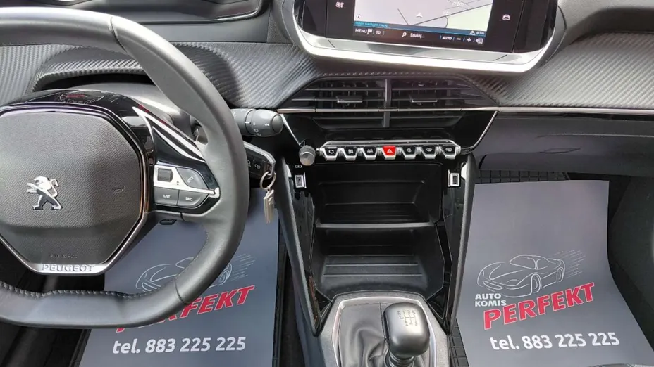 PEUGEOT 208 -