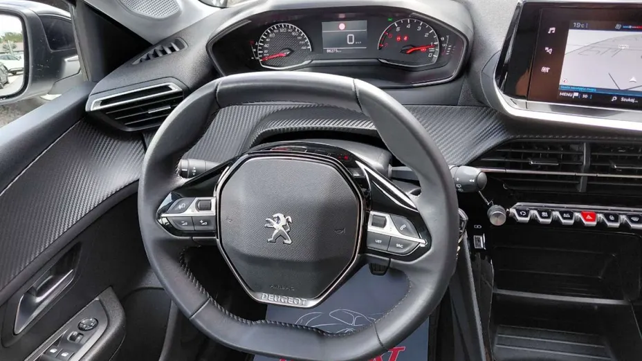 PEUGEOT 208 -