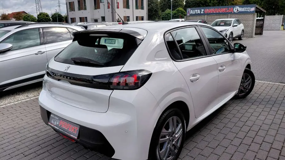 PEUGEOT 208 -