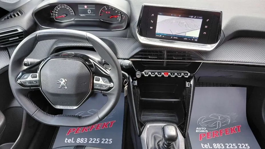 PEUGEOT 208 -
