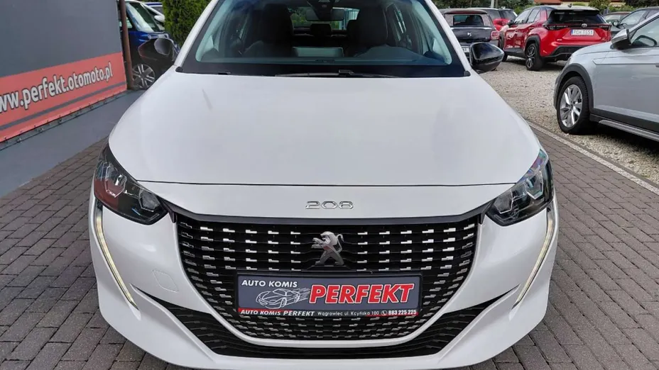 PEUGEOT 208 -