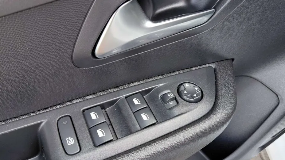 PEUGEOT 208 -