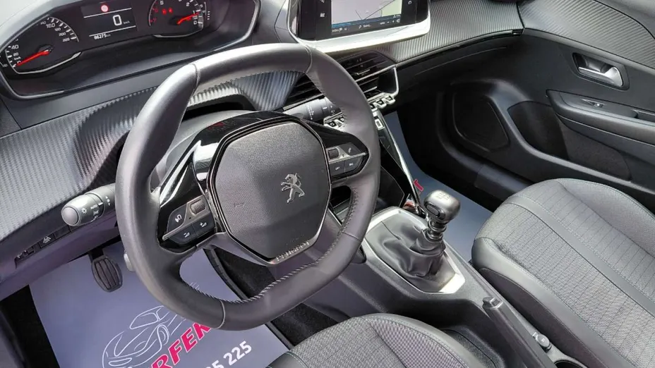 PEUGEOT 208 -