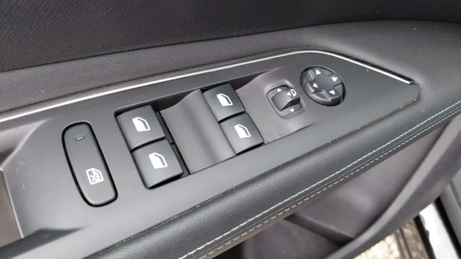 PEUGEOT 3008 -