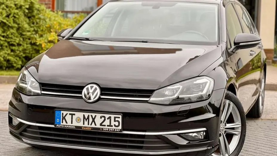VOLKSWAGEN Golf -