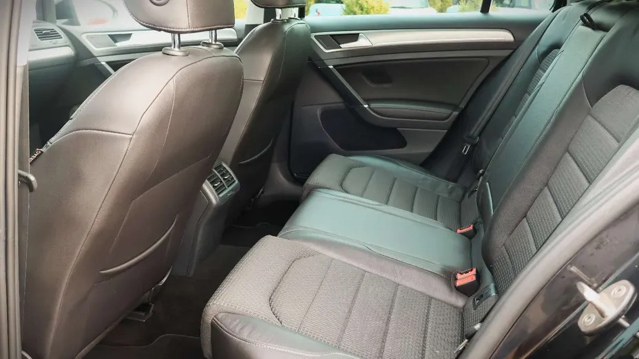 VOLKSWAGEN Golf -