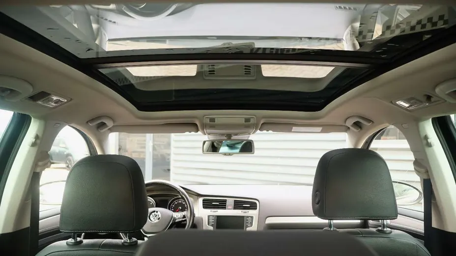 VOLKSWAGEN Golf -