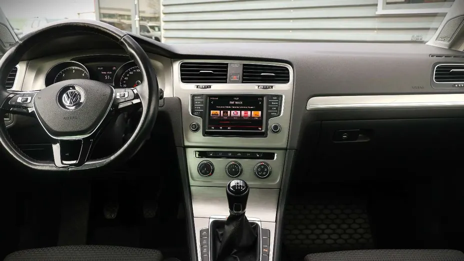 VOLKSWAGEN Golf -