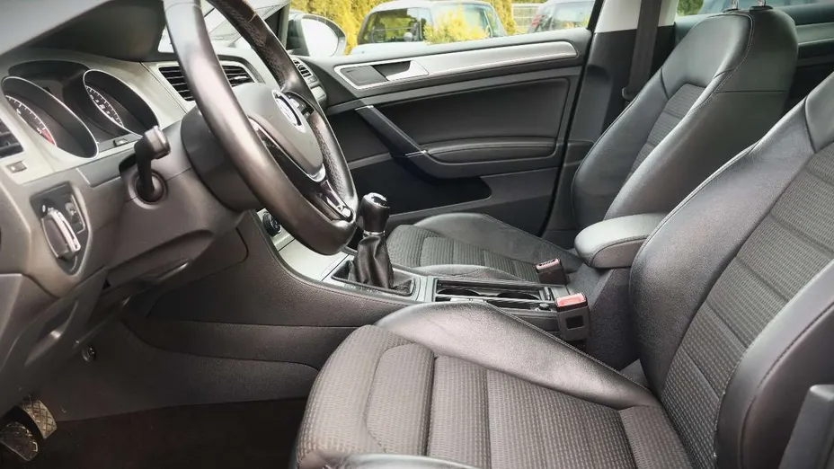 VOLKSWAGEN Golf -