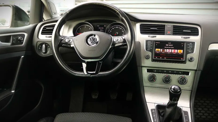 VOLKSWAGEN Golf -