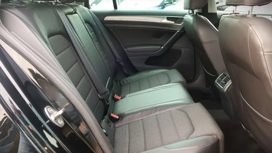 VOLKSWAGEN Golf -