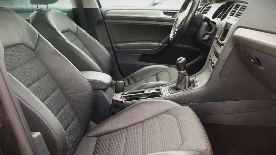 VOLKSWAGEN Golf -