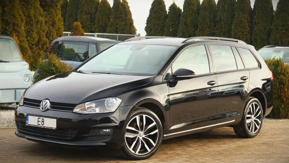 VOLKSWAGEN Golf -