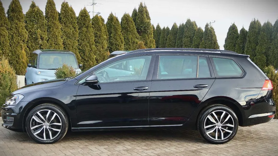 VOLKSWAGEN Golf -